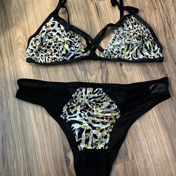 VENUS Other - Venus bra underwear set new Large